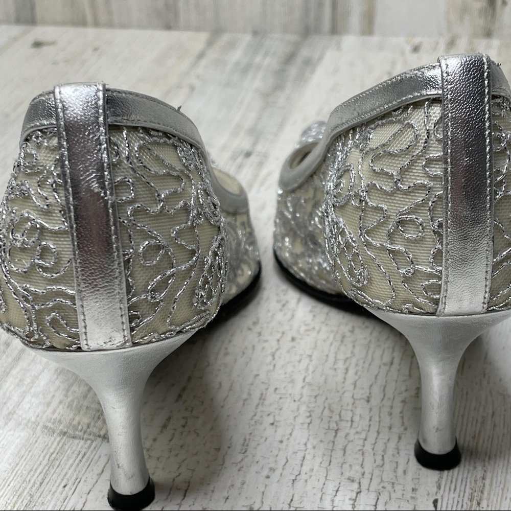 Stuart Weitzman silver mesh lace heels 7.5M (fits like 7) - Picture 9 of 13